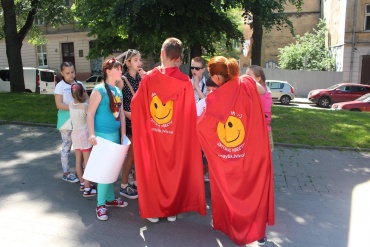 В програму входить
-маса різного тематичного реквізиту
-музичний супровід
-аквагрим
-міні майстер класи
Екскурсійний квест центральними частинами Львову 2 аніматори + 3 персонажі 8-14 років до 8 дітей в команді
Квест триває 2 години