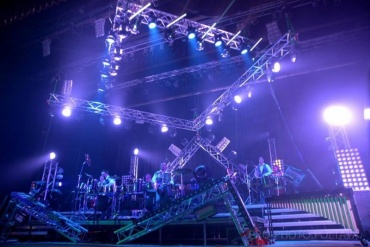 Барабане шоу LIVE DRUMS «Живые барабаны». Виступ від 
60 хвилин. Майстер класи на барабанах.  
- до 11ти  Барабанщиков в команде 
- Гра в супроводі інших музичних інструментів.