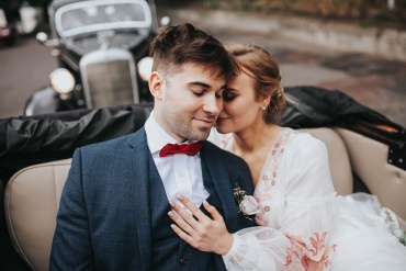 Для більшості з нас любов - це найяскравіша, складна, потужна, надзвичайна, вражаюча сила у Всесвіті. Це теж щось невловиме. Містики намагалися зафіксувати її сутність. Поети намагалися пояснити її. Однак наречена і наречений, здається, захопили її ... освоїли її ... Вони є кінцевими представниками любові - нашого Царя та Королеви, Бога і Богині любові.
Весілля допомагають усім пригадати і пам'ятати любов.
