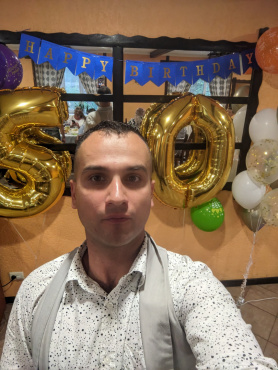 МС АЛАДІН (MC ALL1)
Володимир Коломійцев

ЮВІЛЕЙ — СВЯТО, ЯКЕ ПОТРЕБУЄ ОСОБЛИВОГО ТАКТУ І МАЙСТЕРНОСТІ

Ювілей — це не просто день народження.
Це межа, підсумок, новий етап і подія, яка має бути проведена зі смаком, гідністю та правильною емоцією.
Уже понад 18 років я створюю ювілейні свята, де поєднуються шляхетність, теплий гумор, вишукана атмосфера і щире спілкування.

Моє завдання — підкреслити значимість події, розповісти історію іменинника красиво й делікатно, створити одне з найтепліших свят у його житті.

У ЧОМУ ОСОБЛИВІСТЬ МОГО ВЕДЕННЯ ЮВІЛЕЇВ
Повага до іменинника та гостей

Правильний тон, інтелігентне подання, відсутність недоречних жартів і надмірної екстравагантності.
Атмосфера будується на теплі, змісті та щирості.

Живий гумор, що об’єднує

Жодних сценок чи грубостей.
Тільки легкий, тактовний гумор, який радує всіх — від молоді до старших гостей.

Стильний сценарій

Я враховую характер іменинника, історію життя, уподобання та стиль події.
Усе — від музики до інтерактивів — вибудовується навколо його особистості.

Баланс емоцій і динаміки

Ювілей — це завжди тонка комбінація: теплі слова, яскраві моменти, приємні сюрпризи, легкі конкурси, танці й затишні паузи.
Я поєдную все так, щоб свято розкривалося плавно й природно.

Вміння працювати з родинною аудиторією

У залі можуть бути різні покоління — і кожному має бути комфортно.
Мій стиль — об’єднувати, а не розділяти.

ФОРМАТИ ЮВІЛЕЙНИХ СВЯТ

Ювілей 30 / 40 / 50 / 60+
Солідні сімейні вечори
VIP-ювілеї у ресторанах та заміських комплексах
Камерні формати для родинного кола
Відеоісторії, презентації, вечори спогадів
Музично-тематичні програми
Ювілейні вечірки з танцями та DJ-сетами

ТЕХНІЧНЕ ОСНАЩЕННЯ

• Акустика JBL PartyBox 310 (до 3 шт.)
• Преміальні мікрофони
• Стильне світлове оформлення
• Мультимедійний екран для відео та презентацій
• Автономність до 12 годин для виїзних локацій

НА ЦЬОМУ ЕТАПІ ВЖЕ ДОВІРЯЮТЬ ДОСВІДЧЕНИМ

Ювілей — це подія, яку хочуть доручити професіоналу.
Понад 1000 проведених заходів, глибокий акторський досвід, робота з великими брендами, природне вміння тримати атмосферу — це те, що дозволяє мені проводити такі свята з бездоганною точністю та емоційним теплом.

Моя аудиторія — це люди, для яких важливі стиль, делікатність та якісна організація.

ГЕОГРАФІЯ РОБОТИ

Київ та вся Україна.