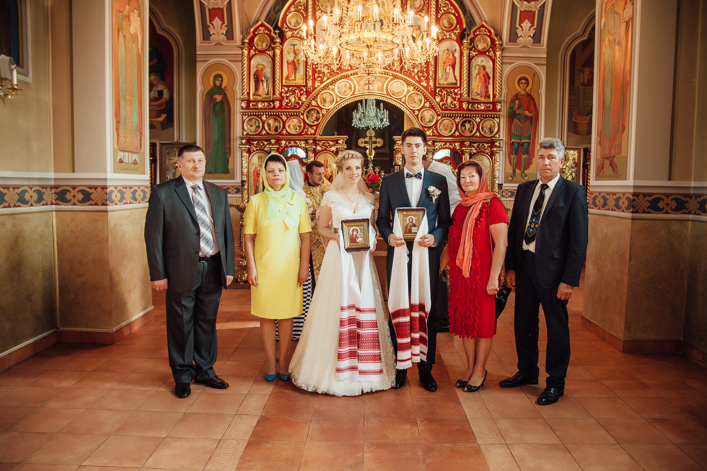 Можно ли венчаться без свидетелей. Венчание Максим. Свидетели на венчании. Свидетельница на венчании. Одежда свидетелей на венчание.